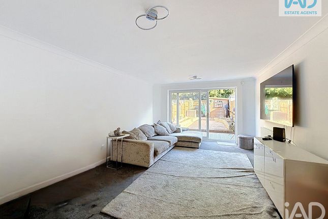 56, Bynghams, Harlow photo 4
