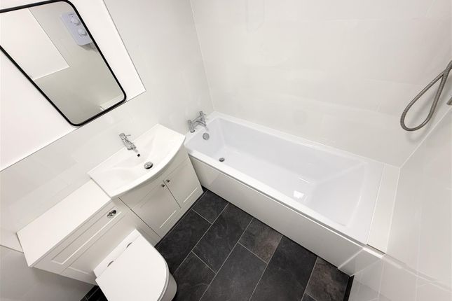 68, Streamside Close, London photo 3