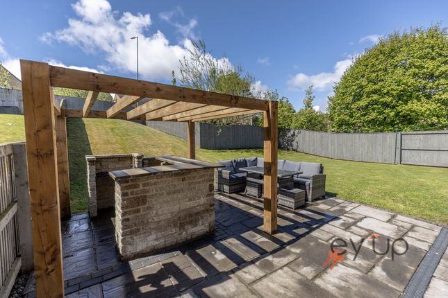 20, Water Meadow Drive, Denholme photo 2