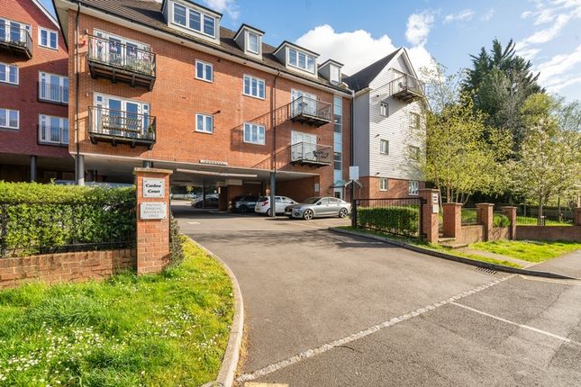 Flat for sale in Crowthorne Road, Bracknell, Berkshire