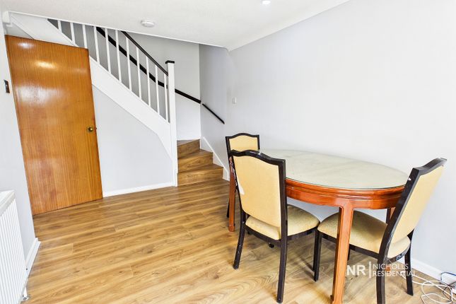 10, Oaklands Close, Chessington photo 4
