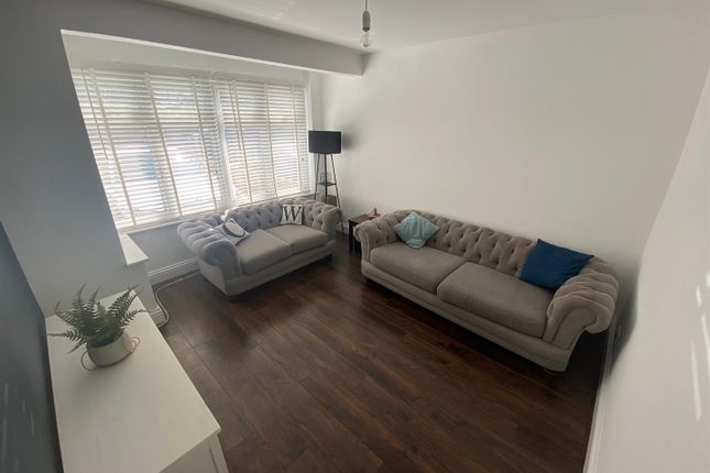 2, Berkeley Avenue, Romford photo 4