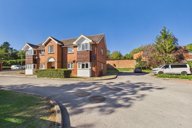 4, Sycamore Close, Buckinghamshire photo 3