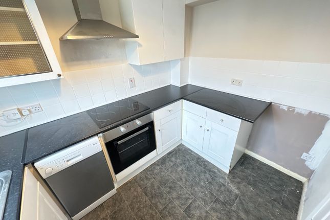 Terraced house to rent in Coltsfoot Green, Luton, Bedfordshire