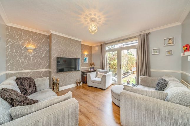 11, Redfern Avenue, Hounslow photo 2