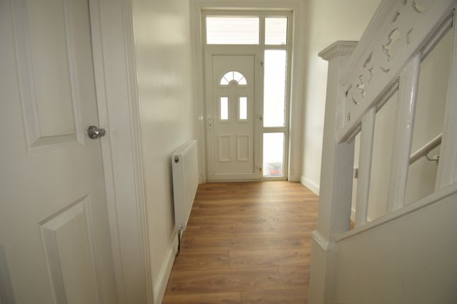 34, Whitford Gardens, Mitcham photo 5