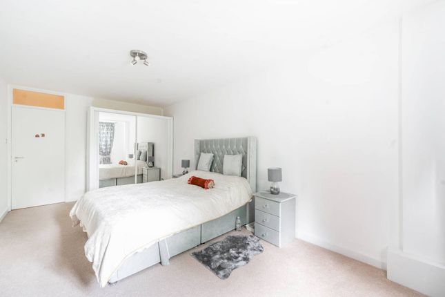 Flat to rent in Leamington House, Edgware