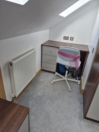 Newdene Avenue, Northolt photo 5
