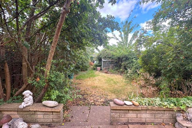 27, Henry Road, Aylesbury photo 4