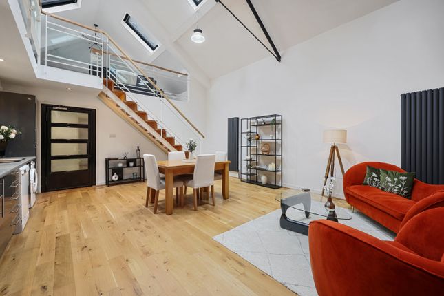 Duplex for sale in Chenies Mews, London