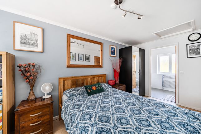 31, Sevenfields, Siwindon photo 4