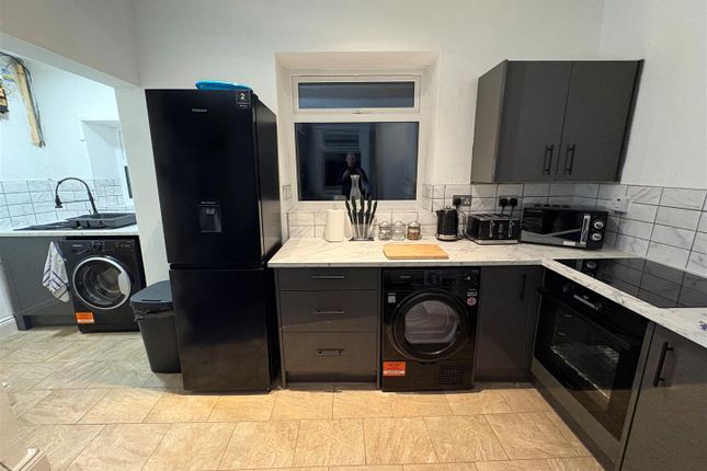 7, Park Grove, Bradford photo 5