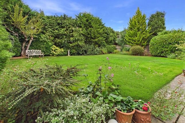 19, Fryern Wood, Caterham photo 2