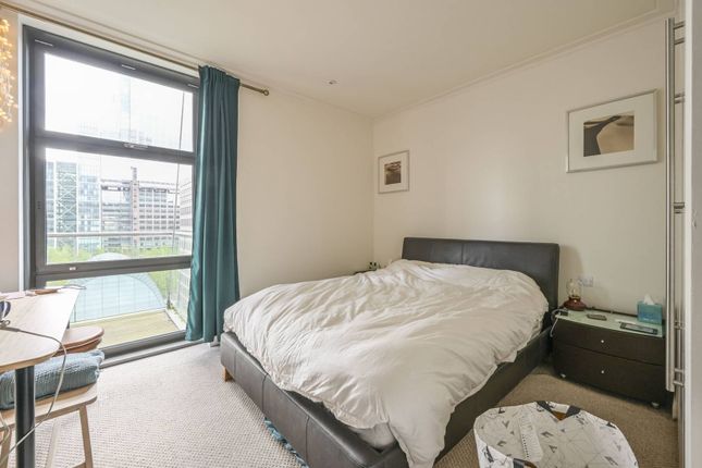 Flat to rent in Discovery Dock West, Canary Wharf, London