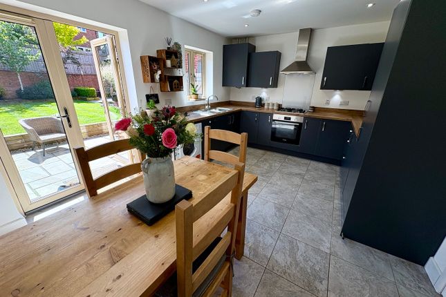 4, Dale Close, Lutterworth photo 3