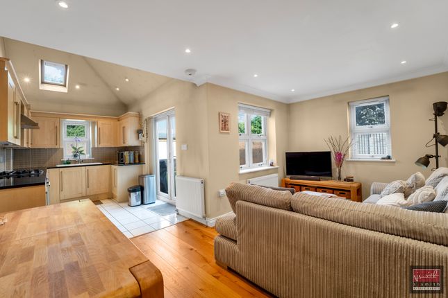 7, Chalet Close, Ashford photo 2
