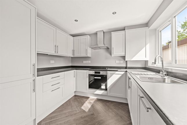 17, Turnberry Rise, Leeds photo 4