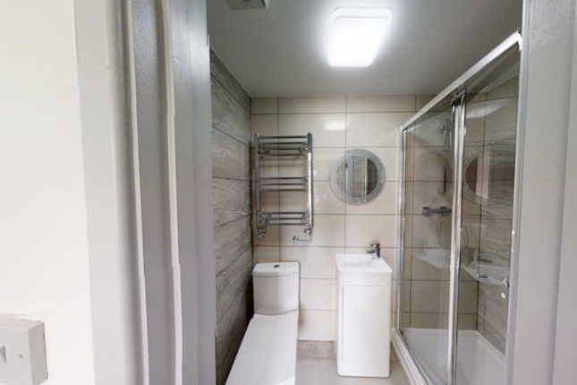4, Manor Waye, Uxbridge photo 4