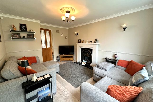 32, Highmoor Close, Willenhall photo 3