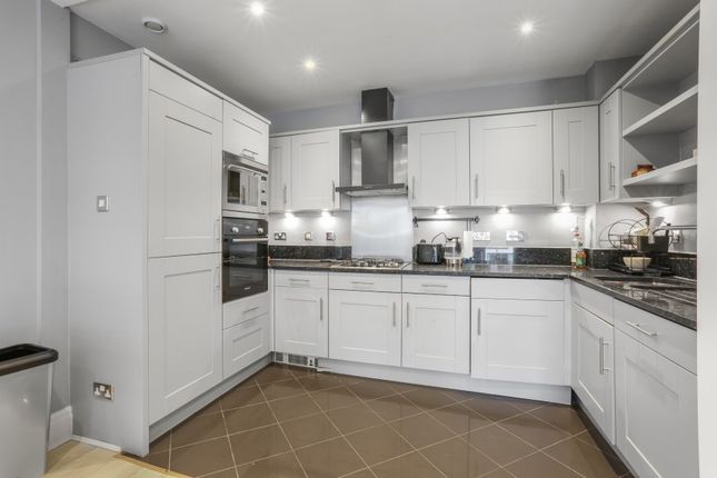 32, Warren House, London photo 3