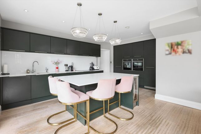 19, West End Gardens, Esher photo 4