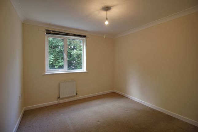 Flat to rent in Flat 6 Craig House, Craig Avenue, Reading