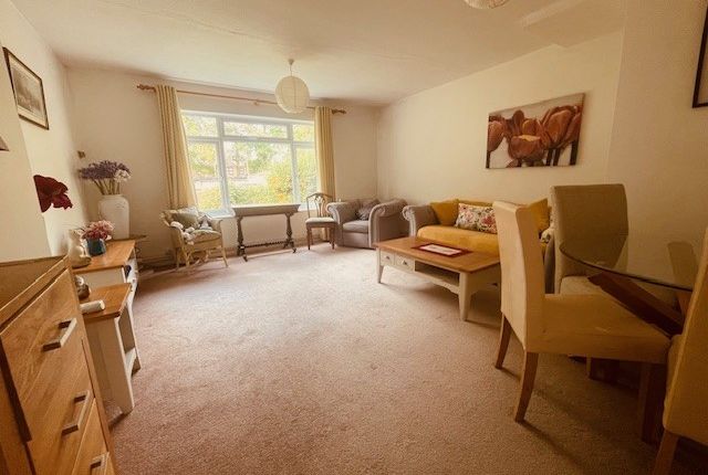 2, Tredenham Close, Farnborough photo 2