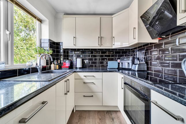 8, Chessholme Court, Sunbury-on-Thames photo 3