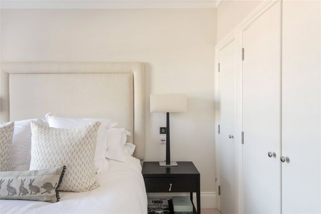 Flat for sale in Carlos Place, Mayfair, London