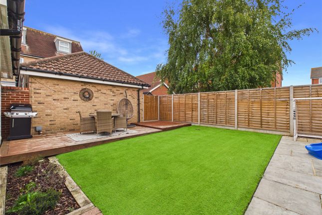 24, Roberts Close, Ipswich photo 2