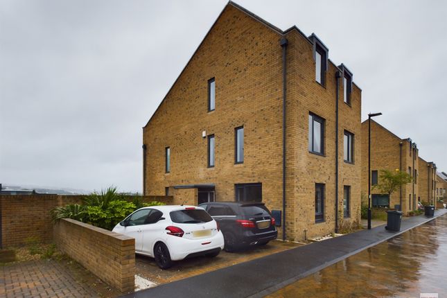 Castle Croft Drive Norfolk Park Sheffield S2 3 Bedroom Town House To castle-croft-drive-norfolk-park-sheffield-s2-3-bedroom-town-house-to