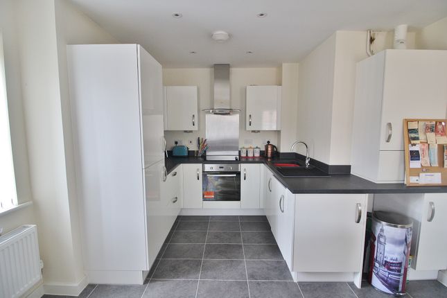 5 Pinnova Place, Orchard Mead, Waterlooville photo 2