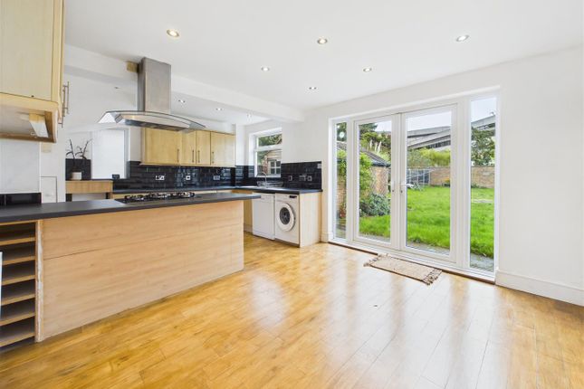 2, Claremont Close, Walton-On-Thames photo 4