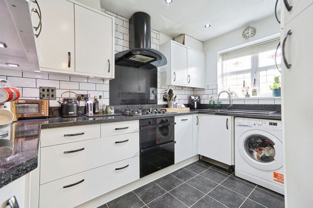27, Forestdale Way, Shipley photo 2