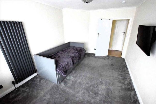 79, Amesbury Road, Hanworth photo 4
