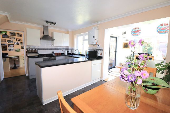28, Griffon Close, FARNBOROUGH photo 4