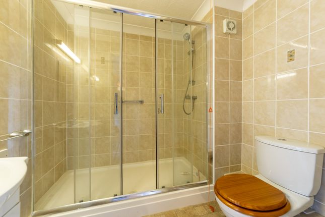 Flat for sale in Farnham Close, Whetstone