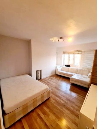 Room to rent in Globe Road, London