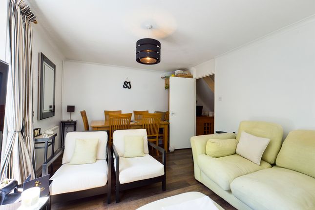 Flat 5, London photo 2