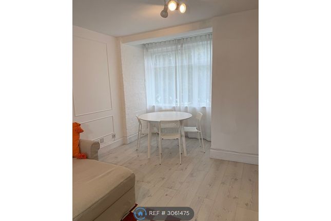 Flat  Packham Court, Lavender Avenue, Worcester Park photo 3