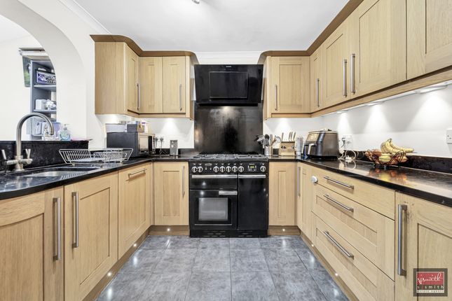 7, Howard Close, Sunbury-on-Thames photo 4