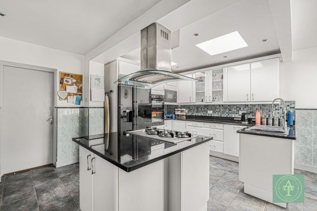 6, Ridings Avenue, London photo 2