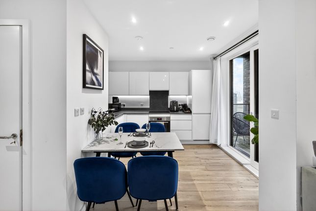 Flat 151/Falconbrook Gardens, 17 Silvertown Way, London photo 2