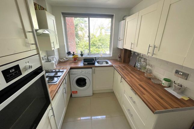 Flat to rent in Stonegrove, Edgware