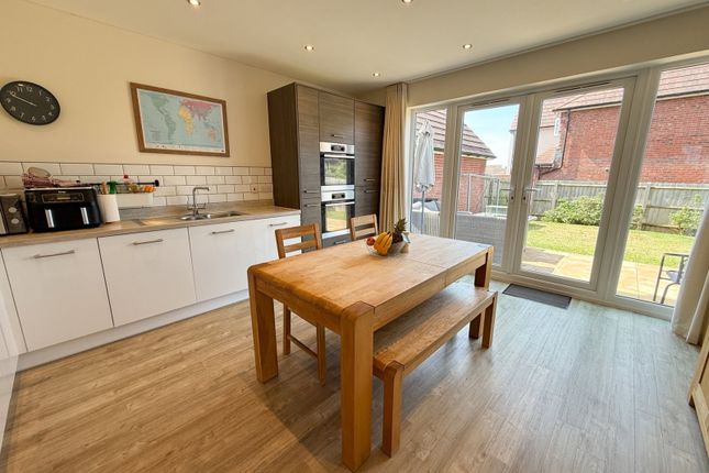 8 Skylark Close, Kingsteignton photo 4