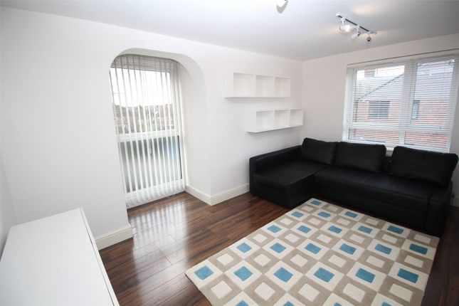 Flat to rent in Somercoates Close, New Barnet