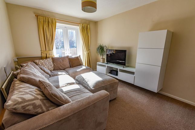 4, Reine Barnes Close, Dursley photo 2