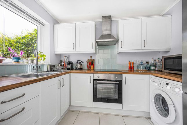 22, Crendon Court, Reading photo 4