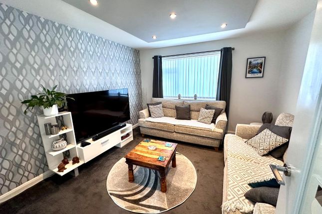 111, Longfield Avenue, Huddersfield photo 4