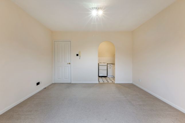 12, Robin Court, Harpenden photo 3